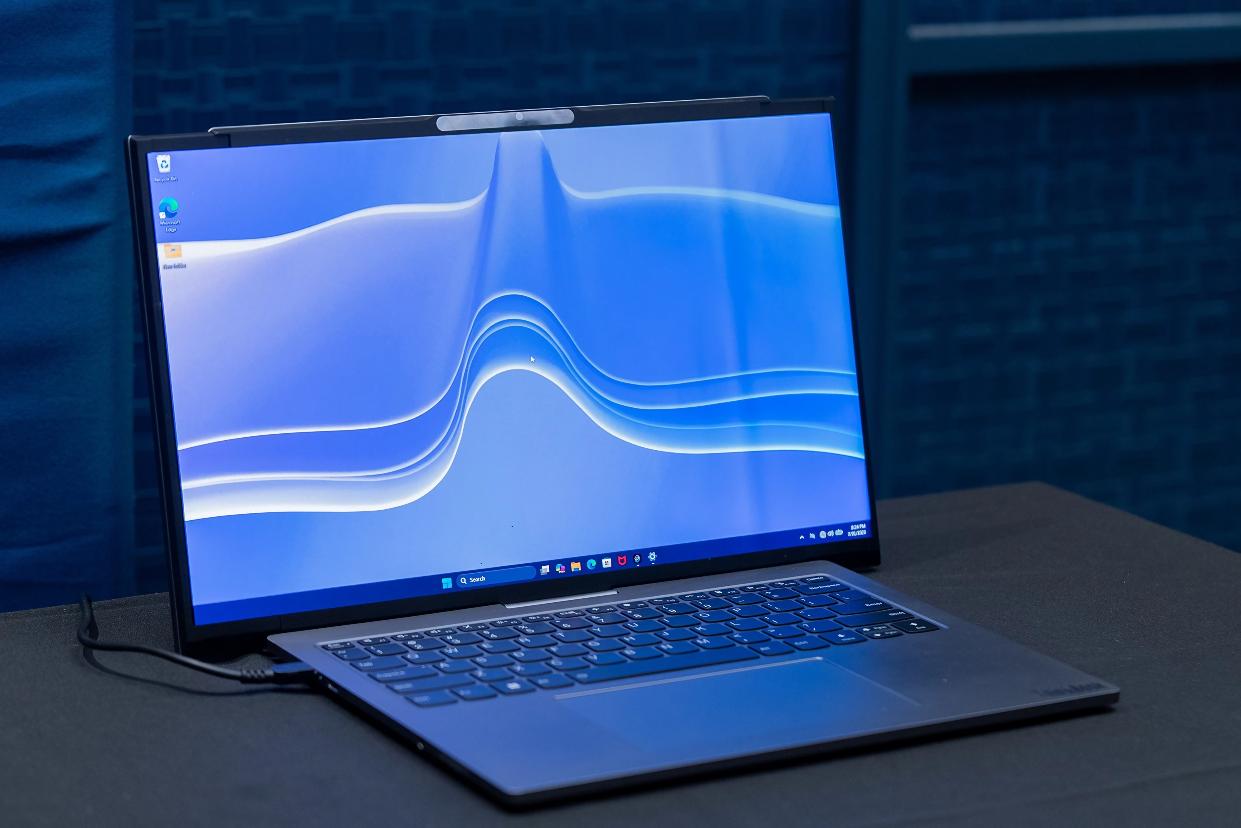 Lenovo Project Swan: This Laptop Grows From 14 Inches to 17 Inches
